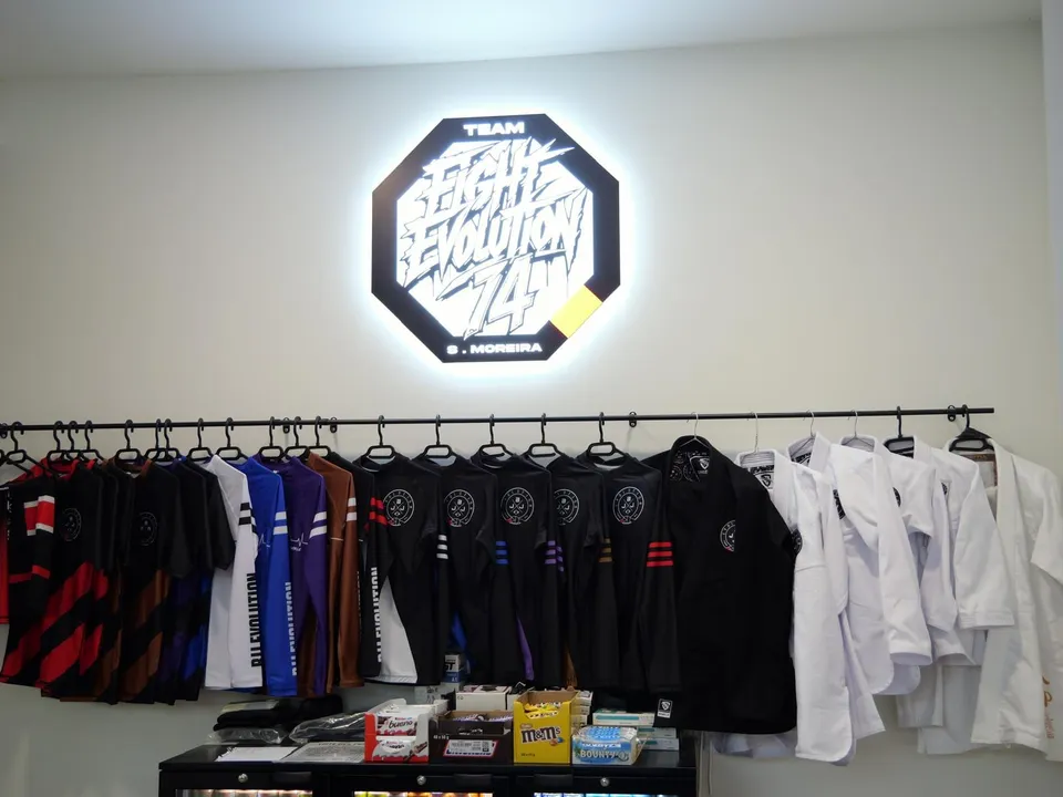 Boutique du club : kimonos et rashguards Fight Evolution 74 sous le logo lumineux