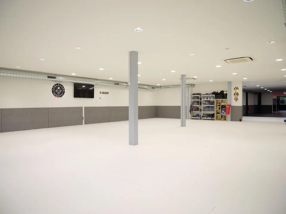 Tatami blanc de la salle de Jiu-Jitsu Brésilien de Fight Evolution 74 à Vétraz-Monthoux
